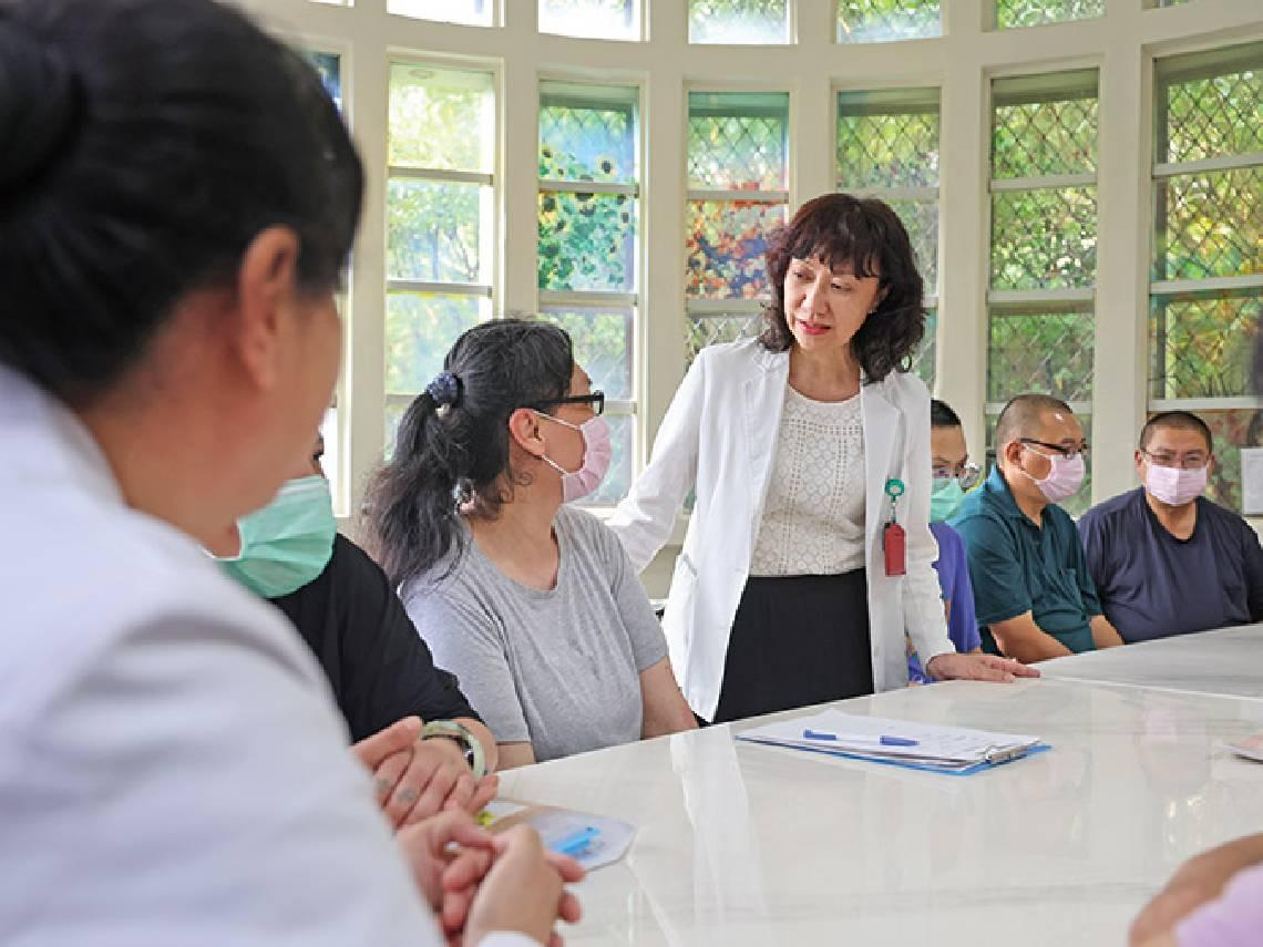 醫務社工系列2—「療養院裡的擺渡人」她見過無數個案的病情起伏：總是既渴望獨立、又需要支持